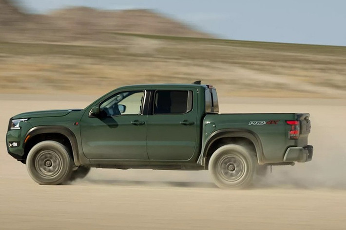 Dựa trên nền tảng của mẫu xe bán tải Nissan Frontier PRO-4X, phiên bản PRO-4X R này sở hữu loạt chi tiết độc quyền bằng titan, bao gồm tấm ốp gầm, lưới tản nhiệt và logo.