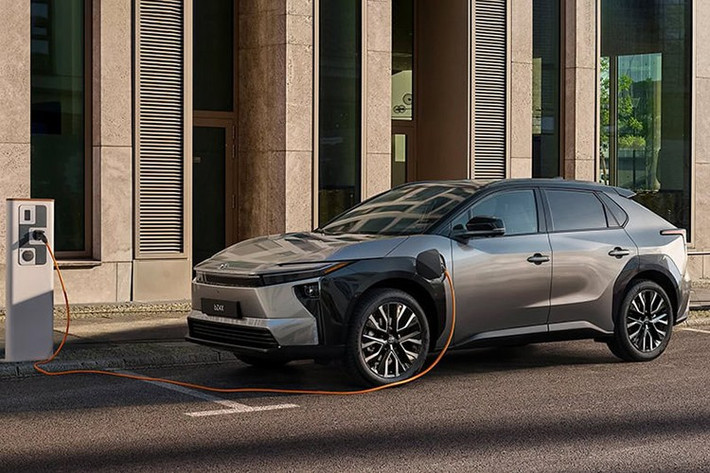 Toyota bZ4X sắp ra mắt Thái Lan được trang bị bộ mâm hợp kim mới với kích thước 20 inch mang đến cho mẫu SUV điện vẻ ngoài tinh tế và cao cấp hơn.