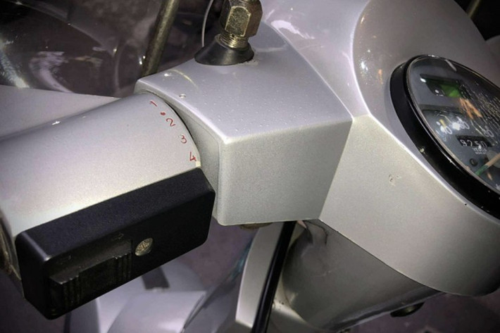 Trái tim của PX150E đời 1995 là động cơ 2 thì 150cc, làm mát bằng gió, hộp số tay 4 cấp điều khiển bằng tay trái, kiểu đặc trưng chỉ Vespa mới có. Tuy công suất chỉ khoảng 8 mã lực, nhưng anh Đức cho biết, cảm giác lái PX150E mang lại, lại rất riêng: rung nhẹ, phản ứng chậm nhưng chân thật, tạo nên sự gắn bó giữa người và xe.