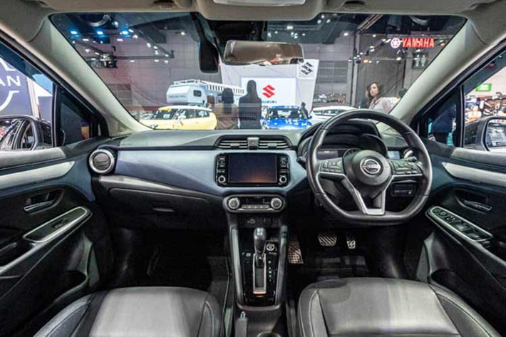 Trong khi đó, bản EL giữ nguyên mức giá nhưng hệ thống điều hòa không còn là loại tự động mà chuyển về dạng chỉnh tay. Hai phiên bản cao hơn là V và VL được nâng cấp nội thất với chất liệu da tổng hợp màu đen, chỉ khâu cam thể thao thay cho màu xanh nhạt ở đời cũ.