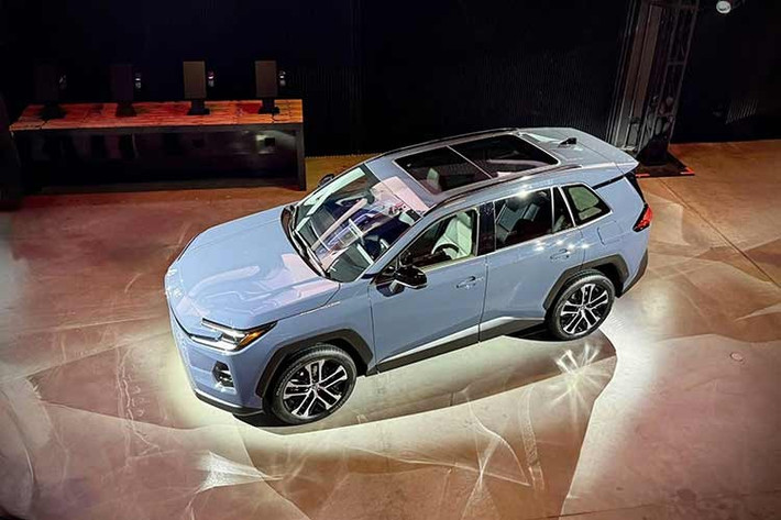 Việc bổ sung hệ dẫn động AWD sẽ đánh dấu sự trở lại của khả năng vận hành linh hoạt hơn cho RAV4 tại Philippines – một điểm cộng lớn đối với khách hàng yêu thích khám phá và di chuyển trên nhiều loại địa hình. Trước đó, mẫu xe này chỉ được bán với hệ dẫn động cầu trước (FWD), khiến nó phần nào lép vế trước các đối thủ có tùy chọn AWD trong phân khúc.