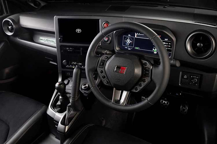 Hãng cho biết bánh trước và bánh sau sẽ được khóa khi tăng tốc, trong khi lực khóa sẽ giảm dần khi cần thiết lúc phanh. Các thiết lập phân bổ mô-men xoắn do Chủ tịch Toyota, Akio Toyoda (hay còn gọi là Morizo) phát triển đã được Ogier ưa chuộng.