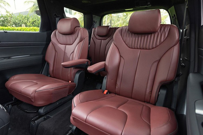 Xe sở hữu trang bị tiện nghi phong phú như hệ thống đèn LED, vành 20 inch, cửa cốp chỉnh điện, 2 hàng ghế đầu có tính năng sưởi/làm mát, ghế trước chỉnh điện 12 hướng, bảng đồng hồ kỹ thuật số và màn hình cảm ứng trung tâm cùng có kích thước 12,3 inch, hệ thống âm thanh 12 loa Infinity, cửa sổ trời toàn cảnh, màn hình hiển thị thông tin kính lái HUD 10 inch, phanh tay điện tử, cổng sạc cho 3 hàng ghế, kính chiếu hậu chống chói điện tử,...