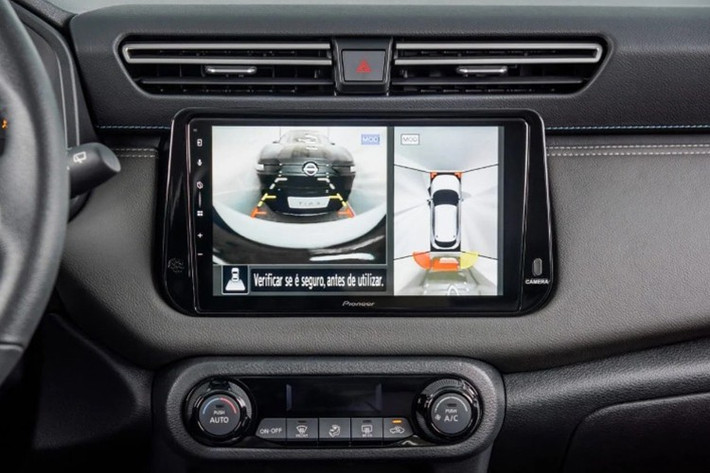 Trang bị nổi bật gồm bảng đồng hồ kỹ thuật số 7 inch, màn hình giải trí Pioneer 9 inch hỗ trợ Android Auto và Apple CarPlay không dây, sạc điện thoại không dây, điều hòa tự động kỹ thuật số, camera 360 độ và kiểm soát hành trình thích ứng. Các hệ thống an toàn chủ động ADAS cũng xuất hiện tùy cấp trang bị.