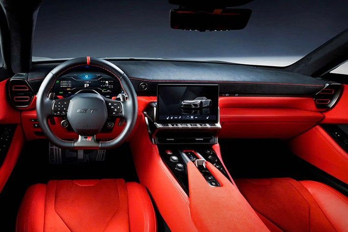 Nội thất xe mang phong cách buồng lái, tập trung tối đa vào người điều khiển. Xe trang bị vô-lăng đáy phẳng tích hợp núm điều chỉnh chế độ lái và kiểm soát ổn định, bảng đồng hồ kỹ thuật số lớn và màn hình giải trí trung tâm.