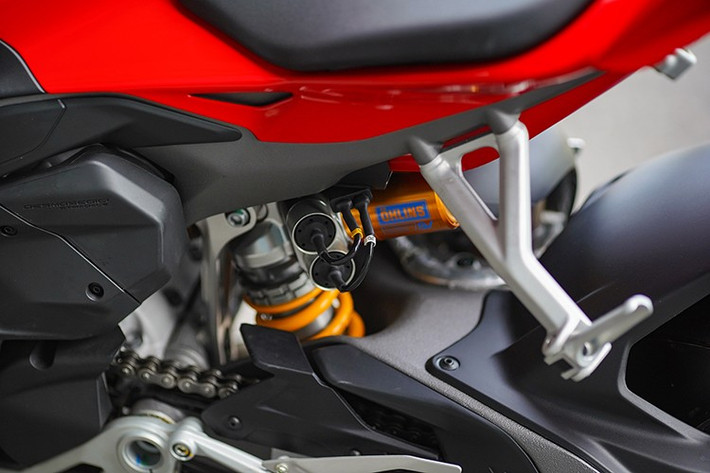 Hệ thống phanh đĩa đôi 330 mm trước với kẹp 4 piston Hypure, đĩa đơn 245 mm sau. Hệ thống Race eCBS (Cornering Brake Control System) mới từ Bosch – phân bổ lực phanh thông minh khi vào cua, giảm 25% khoảng cách phanh khẩn cấp.