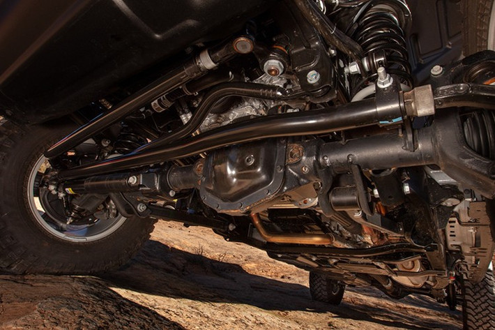Hệ truyền động sử dụng cầu Dana 44 trước/sau tỉ số 3.73:1, có khoá vi sai điện phía sau, mang đến khả năng off-road thực sự chứ không chỉ vẻ ngoài retro.
