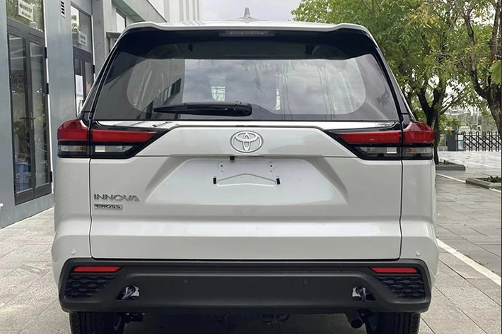 Là phiên bản “base”, Innova Cross 2.0G sẽ được giản lược trang bị để tối ưu chi phí. Ngoại thất xe vẫn sử dụng đèn chiếu sáng và đèn hậu LED nhưng loại bỏ dải đèn định vị ban ngày. Kích thước mâm xe được thu nhỏ còn 16 inch, thấp hơn so với mâm 17 inch trên bản 2.0V và 18 inch trên bản hybrid 2.0HEV.