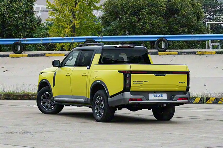 Frontier Pro được Nissan tách bạch triết lý thiết kế giữa hai hệ động lực, trong đó bản động cơ đốt trong (ICE) giữ ngôn ngữ V-Motion đặc trưng, mang đến diện mạo khỏe khoắn, quen thuộc nhưng hiện đại hơn.