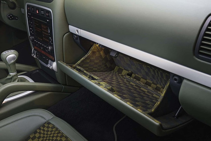 Màu sơn đặc biệt xanh ô liêu đen - Blackolive, kết hợp nội thất da English Green cao cấp với họa tiết Pasha kinh điển đen-xanh ô-liu xuất hiện trên lòng ghế và cả bên trong hộc đựng đồ.