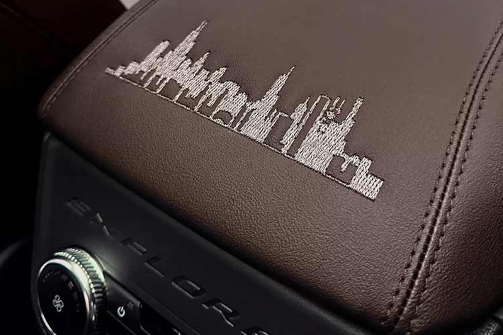 Hệ truyền động của chiếc Explorer đặc biệt này là hybrid V6 3.3L kết hợp với hộp số tự động 10 cấp cho công suất khoảng 318 mã lực và mô-men xoắn 322 lb-ft, cho phép chiếc SUV đạt tốc độ tối đa khoảng 219 km/h.