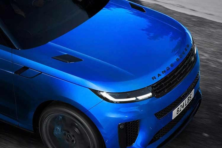 Đáng tiếc là động cơ của Range Rover Sport SV Ultimate Edition không có gì nâng cấp so với bản SV tiêu chuẩn. Xe vẫn sử dụng động cơ xăng V8, tăng áp kép, dung tích 4.4L do BMW cung cấp, kết hợp hệ thống mild hybrid, cho công suất tối đa 626 mã lực cùng mô-men xoắn cực đại 750 Nm.