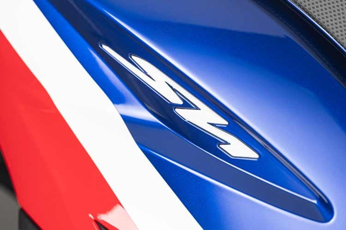 So với các mẫu SH đang được phân phối chính hãng Việt Nam, mức giá dự kiến của phiên bản đặc biệt cao hơn đáng kể. Hiện Honda SH160i tại Việt Nam có giá bán khoảng 95 đến 104 triệu đồng tùy phiên bản. Mức giá gần 300 triệu đồng của SH150i Special Edition HRC cũng tương đương với một số mẫu ôtô cỡ nhỏ, chẳng hạn VinFast VF3 bản Eco có giá niêm yết khoảng 302 triệu đồng.