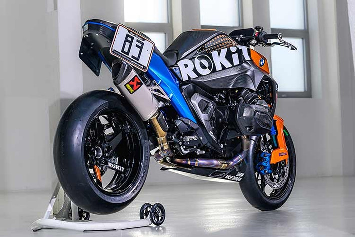 Hệ thống treo cũng được điều chỉnh với phuộc trước dài hơn để cải thiện góc nghiêng khi vào cua và tối ưu khả năng xử lý trên đường đua. Những nâng cấp này giúp chiếc roadster boxer của BMW mang phong cách streetfighter mạnh mẽ và sẵn sàng cạnh tranh tại các giải đua Super Hooligan.