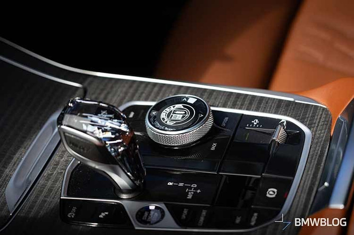 Những trang bị đủ để giúp xe tăng tốc từ 0 đến 60 mph chỉ trong 3,9 giây. Hộp số tự động Alpina Switch-Tronic tám cấp với lẫy chuyển số gắn trên cột lái, được mạ đen, truyền sức mạnh xuống mặt đường thông qua hệ dẫn động bốn bánh.