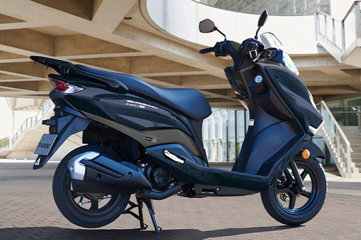 Về ngoại hình, mẫu xe ga Suzuki Burgman Street 125EX 2025 có thiết kế đèn pha dạng một bóng, kết hợp đèn chiếu sáng chính và đèn DRL, đèn xi-nhan tách biệt từng bóng. Thân xe góc cạnh với các đường viền sắc nét rõ ràng.