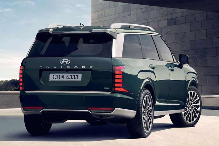 Đáng chú ý, phiên Hyundai Palisade 2026 phiên bản hybrid có thể di chuyển hơn 1.000 km sau mỗi lần đổ đầy nhiên liệu và còn được trang bị chế độ Stay Mode cho phép vận hành điều hòa, hệ thống giải trí bằng điện mà không cần đến động cơ đốt trong.