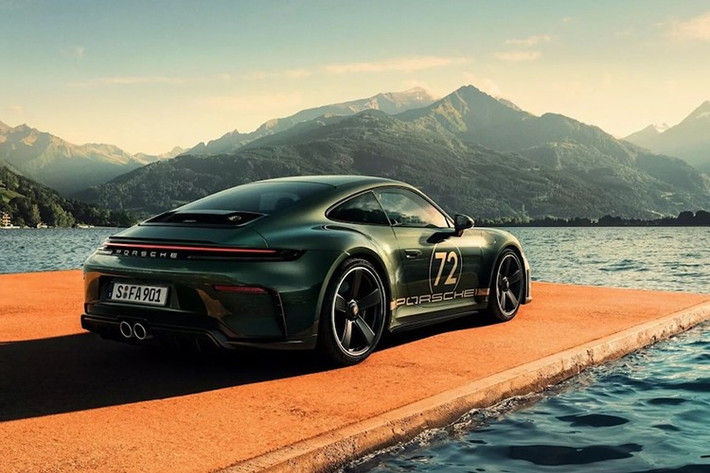 Mặc dù FA - tên gọi thân mật của Ferdinand Alexander Porsch , đã qua đời năm 2012, Porsche đang kỷ niệm sinh nhật lần thứ 90 của ông. Để kỷ niệm dịp này, bộ phận "hàng thửa" Sonderwunsch của công ty đã tạo ra một phiên bản giới hạn của chiếc Porsche 911 GT3 90 FA. Chiếc xe được chế tác với sự hỗ trợ của Mark, con trai út của Ferdinand, và là một lời tri ân dành cho nhà thiết kế huyền thoại.