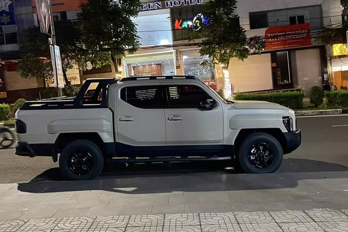 Chiếc xe Kia Tasman 2025 này thuộc bản X-Pro, tập trung vào off-road nên xe có ngoại hình rất khác biệt, bộ mâm, cản va trước, thanh chống va đập, cùng nhiều trang bị khác. Khác với người anh em cùng tập đoàn Hyundai Santa Cruz, Kia Tasman 2025 được phát triển dựa trên khung gầm hình thang thay vì liền khối.