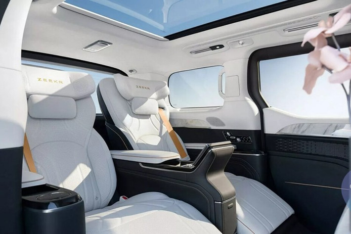 Zeekr 9X là mẫu xe hybrid đầu tiên của hãng, hệ truyền động là sự kết hợp giữa động cơ xăng 2.0L tăng áp (công suất 279 mã lực) và hai mô-tơ điện đặt ở cầu trước và cầu sau, đi cùng hệ dẫn động AWD. Tổng công suất toàn hệ thống đạt 898 mã lực. Xe có thể tăng tốc từ 0–100 km/h trong 3 giây và đạt tốc độ tối đa 240 km/h.