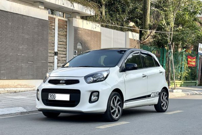 Mặc dù đang đối diện với tình trạng ế ẩm và thường xuyên lọt top 10 xe bán chậm nhất thị trường trong những tháng qua nhưng mẫu xe KIA Morning vẫn có sức hút mãnh liệt đối với những người đang có nhu cầu mua xe ôtô cũ. Ưu điểm của KIA Morning là giá rẻ, dễ sửa chữa, thay thế phụ tùng, tiết kiệm nhiên liệu và phù hợp với những ai thường xuyên di chuyển trong nội đô.