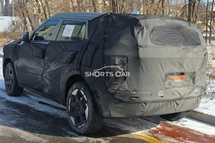 Dựa trên những hình ảnh chạy thử được ghi lại, bản dựng Hyundai Kona thế hệ mới cho thấy nhiều chi tiết chịu ảnh hưởng từ Crater Concept – mẫu xe từng thể hiện tầm nhìn thiết kế táo bạo của Hyundai.