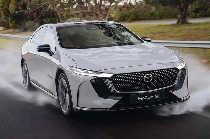 Tại Anh, Mazda 6e có giá khởi điểm 38.995 bảng (tương đương hơn 53.000 USD), trong khi tại Trung Quốc, EZ-6 chỉ từ khoảng 23.000 USD. Mức giá tại Australia được đánh giá hợp lý hơn, với bản GT từ 49.990 AUD (hơn 35.00 USD) và bản Atenza từ 52.990 AUD (hơn 37.000 USD).