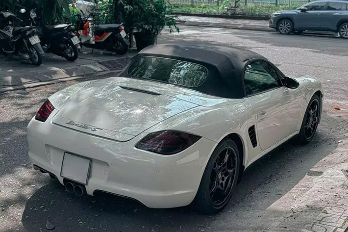 Số lượng xe Porsche Boxster 987 bán cũng không nhiều, nếu chiếc xe sử dụng hộp số sàn này tìm chủ mới, giá cả có thể vài tỷ đồng. 987 là mẫu Boxster thế hệ thứ hai, nhưng vẫn rất giống với thế hệ trước. Sự thay đổi kiểu dáng rõ ràng nhất là ở đèn pha, hiện có hình dạng tương tự như đèn pha của Carrera G , mẫu xe thể thao động cơ đặt giữa hàng đầu của Porsche thời bấy giờ.