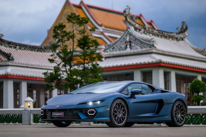 Hệ thống phanh hiệu suất cao cho phép dừng xe từ 100 km/h về 0 chỉ trong 32 mét. Ngoài ra, xe còn được hỗ trợ sạc AC 7kW, sạc đầy pin chỉ trong 30 phút, phù hợp với việc sử dụng hàng ngày trong đô thị ở chế độ thuần điện khi cần.