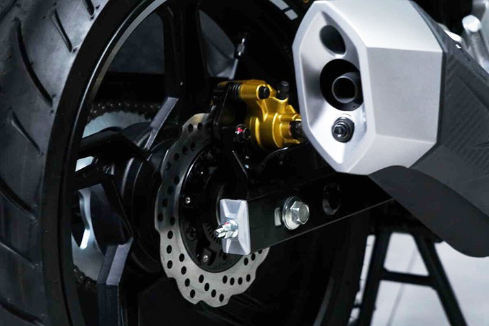 SYM VFE185i sử dụng bộ mâm kích thước 17 inch, đi kèm với lốp 90/80 ở phía trước và 120/80 ở phía sau. Xe có chiều cao yên 800 mm, bình xăng dung tích 7 lít và trọng lượng khô là 135 kg, phù hợp với nhiều đối tượng người dùng, kể cả người mới làm quen với xe côn tay.