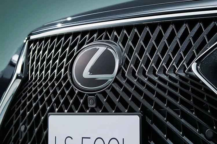 Để tri ân lịch sử và cũng là chiếc xe tạo nên huyền thoại, Lexus đã giới thiệu LS Heritage Edition 2026 với số lượng giới hạn chỉ 250 xe dành cho thị trường Mỹ, giá từ 99.280 USD quy đổi 2,61 tỷ đồng. Đây cũng sẽ là phiên bản LS duy nhất còn bán ra trước khi ngừng sản xuất hoàn toàn vào cuối năm nay.