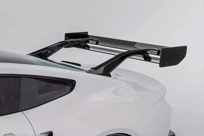 Chiếc Ford Mustang đặc biệt và siêu đắt đỏ này được trang bị động cơ V8. Đây là động cơ 5,2 lít với bộ siêu nạp, sản sinh công suất 815 mã lực.