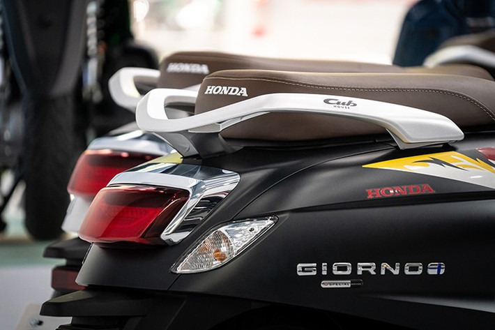 Một số chi tiết như mặt nạ ốp trung tâm yếm trước, vè chắn bùn trước hay ốp bảo vệ ống xả được trang trí họa tiết của vật liệu sợi carbon. Logo của đội đua Honda Idemitsu IRG xuất hiện nổi bật ở hai bên thân xe, kết hợp cùng dãy số 35 (chỉ số lượng xe được sản xuất).