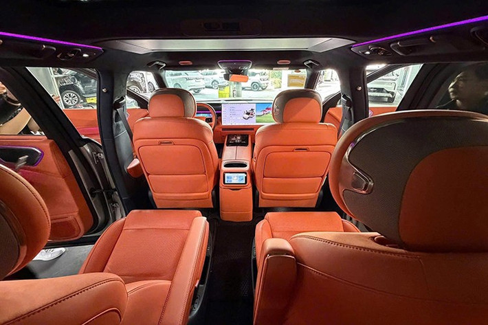 Trước mặt người lái là bảng đồng hồ 12,66 inch nằm phía sau vô lăng bọc da. Trên mặt táp-lô xuất hiện màn hình cảm ứng siêu rộng 30 inch, độ phân giải 6K, đóng vai trò là trung tâm giải trí đồng thời phục vụ cả hành khách phía trước. Ngoài ra, ở hàng ghế trước còn có 2 khay sạc không dây.