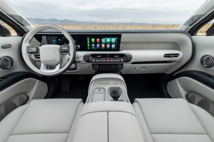 Bước vào khoang lái, người dùng sẽ choáng ngợp trước sự thay đổi toàn diện về bố cục. Bảng táp-lô sở hữu những đường cong lấy cảm hứng từ nội thất hiện đại kết hợp cùng 2 màn hình cong 12,3 inch tích hợp đầy đủ công nghệ kết nối như Apple CarPlay/Android Auto không dây và hệ thống thanh toán Hyundai Pay.