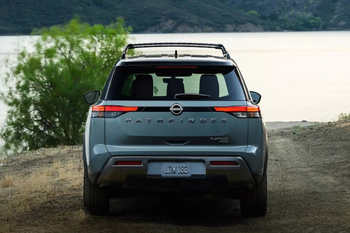 Ngoài ra, thanh giá nóc trên các phiên bản cao cấp của Nissan Pathfinder 2026 cũng đã được đổi sang màu đen, mang đến diện mạo thể thao và sang trọng hơn so với tông bạc trước đây.