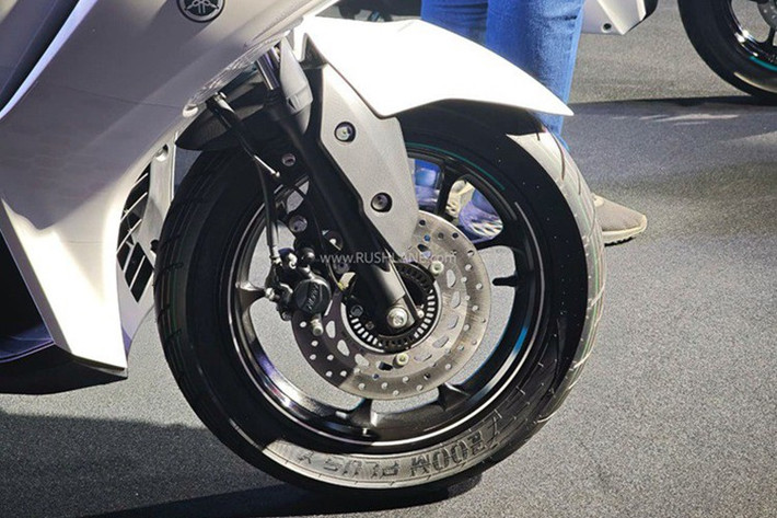 Về thiết kế, Aerox E sử dụng ADN thiết kế thể thao và mạnh mẽ từ dòng tay ga Aerox 155. Yamaha gọi lối thiết kế này là "Heart-Shaking Speedster" (tạm dịch là "cỗ máy tốc độ khuấy động xúc cảm") được đặc trưng bởi kích thước tổng thể hầm hố, những đường nét thể thao, và tạo hình chữ X tại trung tâm mặt nạ trước.