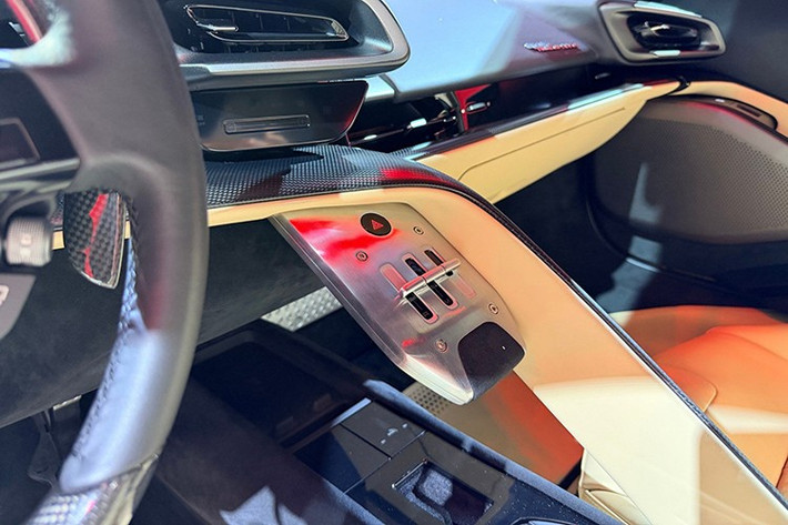 Do hệ thống mui xếp yêu cầu thêm nhiều cơ cấu vận hành, bản Spider có trọng lượng lớn hơn khoảng 90 kg so với bản coupe. Nội thất Ferrari tiếp tục theo đuổi phong cách tối giản như trên nhiều mẫu xe mới. 849 Testarossa không có màn hình trung tâm độc lập; toàn bộ thông tin về giải trí, dẫn đường hay kết nối điện thoại đều hiển thị trực tiếp trên bảng đồng hồ kỹ thuật số phía sau vô lăng.