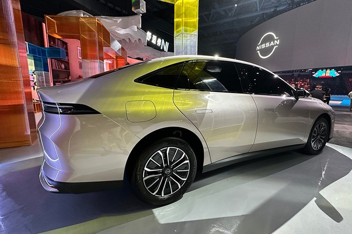 Nissan N6 lần đầu xuất hiện vào tháng 8/2025 trên trang web của Bộ Công nghiệp và Công nghệ Thông tin Trung Quốc. Đúng như những hình ảnh ban đầu, xe sở hữu phong cách thiết kế khá giống đàn anh Nissan N7. Dù chia sẻ ngôn ngữ thiết kế nhưng hai mẫu xe sedan do liên doanh Dongfeng Nissan sản xuất không dùng chung bất kỳ tấm ốp thân vỏ nào và có kích thước khác biệt.