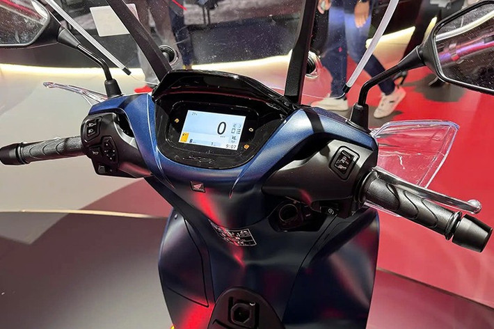 Một nâng cấp quan trọng là màn hình màu TFT 4,2 inch, hỗ trợ kết nối Honda RoadSync cho phép điều khiển gọi điện, nghe nhạc và dẫn đường trực tiếp từ các nút bấm trên tay lái. Cốp xe nay rộng rãi hơn, tích hợp cổng USB-C tiện dụng. Yên xe được thiết kế lại với lớp đệm êm ái, tối ưu sự thoải mái cả trong đô thị lẫn đường trường.