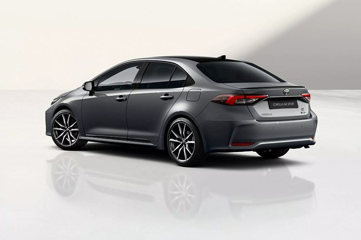 Toyota áp dụng nhiều chính sách hậu mãi cho mẫu xe này, bao gồm miễn phí công bảo dưỡng định kỳ trong 5 năm, bảo hành xe 5 năm hoặc 150.000 km. Các phiên bản hybrid được bảo hành hệ thống hybrid 5 năm không giới hạn số km, trong khi pin hybrid được bảo hành 10 năm.