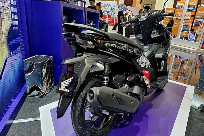 Trong khi đó, phiên bản Venom với tông đen chủ đạo, nhấn bằng sắc đỏ tương phản, cùng đồ họa Symbiote như đang lan tỏa trên thân xe – tạo nên khí chất khác biệt không thể hòa lẫn giữa đám đông.