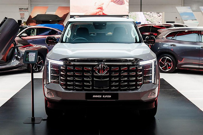 MG U9 được phát triển dựa trên nền tảng của Maxus Terron 9 - mẫu xe thuộc tập đoàn SAIC. Do đó, U9 thừa hưởng nhiều đường nét quen thuộc, nhưng vẫn có những điều chỉnh riêng theo phong cách MG.