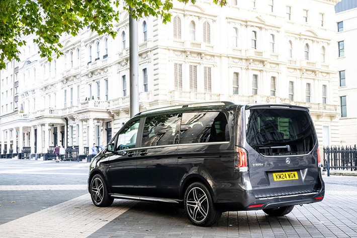 Về thiết kế, Mercedes-Benz V-Class 2025 vẫn duy trì nền tảng quen thuộc nhưng được tinh chỉnh thiết kế và bổ sung công nghệ hiện đại. Ngoại thất nổi bật với cụm đèn Multibeam LED tích hợp đèn chiếu sáng ban ngày, cửa trượt điện hai bên hông và cốp sau đóng/mở điện.