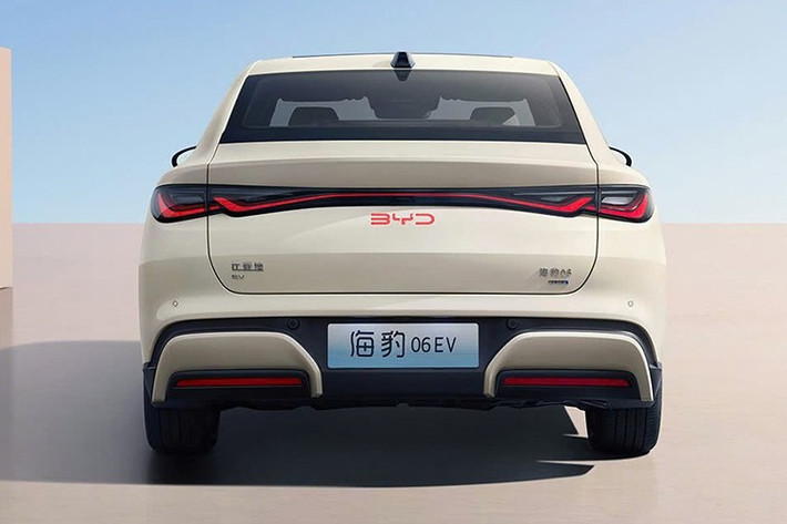 Cụm pin nhỏ hỗ trợ sạc nhanh DC với công suất sạc tối đa 84 kW trong khi con số tương ứng của cụm pin lớn hơn là 103 kW. Cả hai đều có thể sạc từ 30% lên 80% trong 24 phút. Tuy nhiên, sạc chậm AC chỉ giới hạn ở 7 kW. Ngoài ra, cả hai đều hỗ trợ chức năng cấp điện cho thiết bị ngoài xe V2L với công suất sạc lên tới 6 kW.