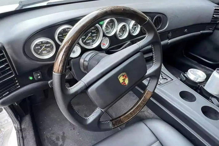 Kính chắn gió phía trước giờ là một bộ phận lắp chìm. Bánh xe kiểu "cookie cutter" được sử dụng trong những chiếc 944 đầu tiên đã được nâng cấp thành bánh xe kiểu "quay số điện thoại" mới (bánh xe Fuchs vẫn là một tùy chọn).