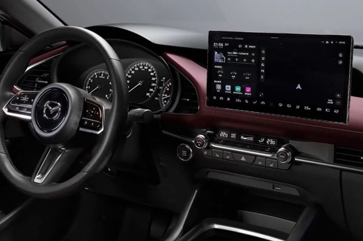 Kích thước tổng thể cũng được nâng lên đáng kể: chiều dài khoảng 4.830 mm – tiệm cận phân khúc sedan hạng D, giúp cải thiện đáng kể không gian hàng ghế sau, vốn là điểm yếu cố hữu của Mazda3 hiện tại.