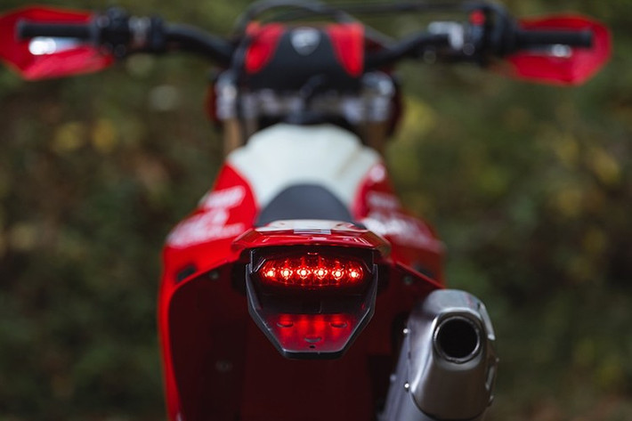 Động cơ desmodromic 449,6cc của Ducati vẫn được giữ nguyên, và mặc dù thông số hiệu suất vẫn chưa được xác nhận, dự đoán công suất thực tế sẽ bị hạn chế hơn so với Desmo450 MX.