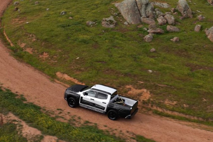 Dù chưa có xác nhận chính thức, cách Nissan “phớt lờ” sự kiện ô tô lớn nhất Thái Lan – vốn có ảnh hưởng lớn đến thị trường Đông Nam Á – khiến giới quan sát đặt câu hỏi về chiến lược sắp tới của hãng tại khu vực này. Trong khi các đối thủ như Mitsubishi Triton, Ford Ranger hay Toyota Hilux đều duy trì vị thế vững chắc, Navara đang ngày càng mất dần sức hút và thị phần.