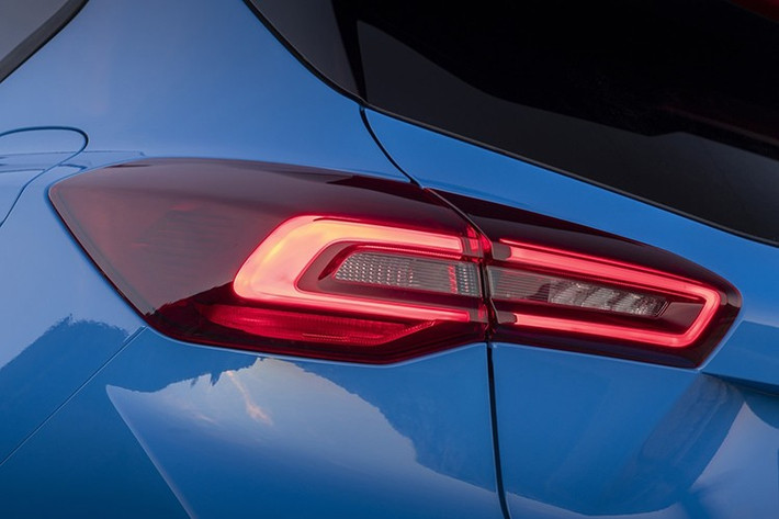 Với những người mua trẻ tuổi, đây là cánh cổng dẫn đến trải nghiệm lái xe thực sự thú vị. Với những người mua lớn tuổi hơn, đây là minh chứng cho thấy tính thực dụng không hề nhàm chán. Ford Focus là mẫu xe đại trà hiếm hoi có thể làm hài lòng hầu hết mọi người.